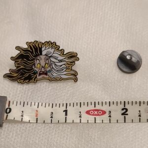 Disney Villain pin,  cruella deville  from 101 dalmations.  - Black, White, Gold